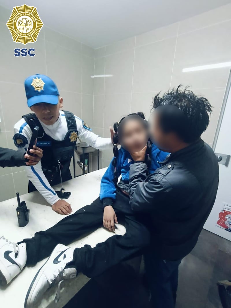 Policías del Metro Ciudad Deportiva salvan a niña