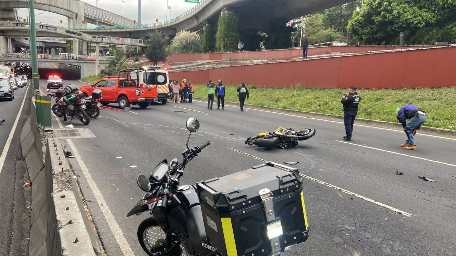 Imágenes difundidas en redes muestran la magnitud del impacto y la intensa movilización de cuerpos de emergencia.