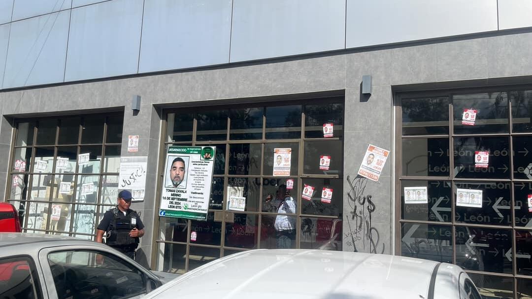 Pegan mantas afuera de las oficinas de Uber en León.
