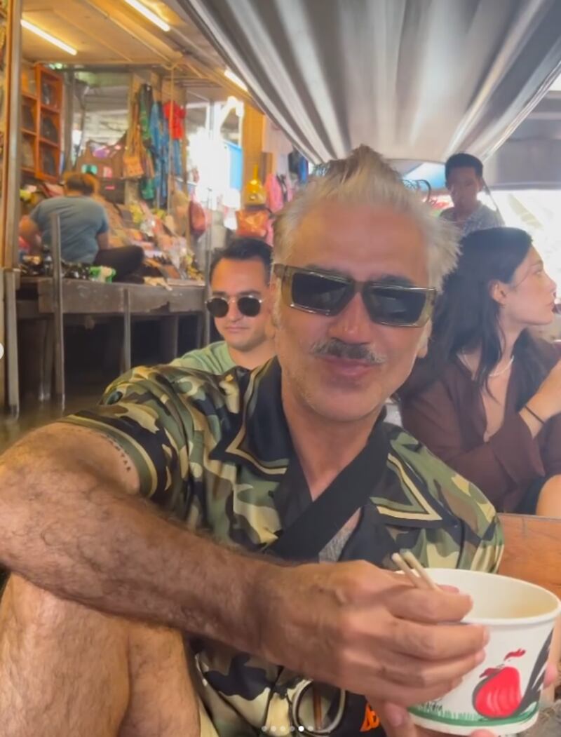 El cantante y su novia gozan de unas largas vacaciones de verano por Asia.