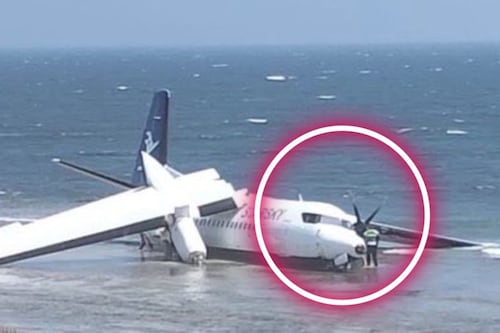 Avión con 55 personas sufre terrible accidente al despegar y acaba en playa cercana