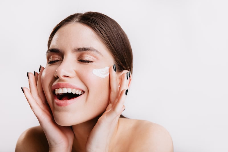 Evita sobrecargar tu piel en verano con rutinas innecesarias. Conoce cómo los activos puros de Etat Pur —como ácido hialurónico, salicílico o aloe vera— pueden ayudarte a mantener tu piel hidratada, protegida y equilibrada durante los meses más calurosos.