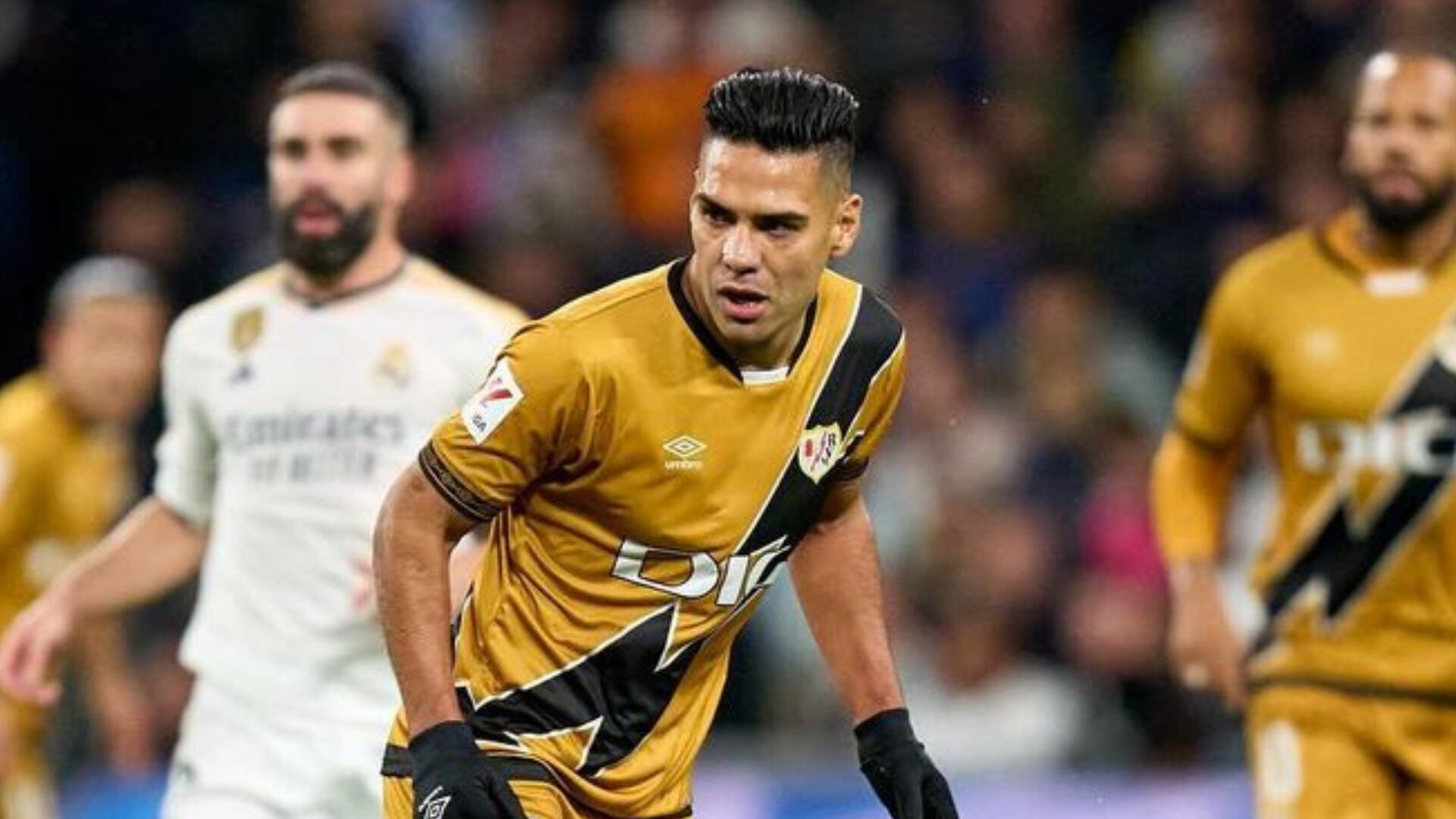 Hincha manoseó a jugador durante un partido de Radamel Falcao en España