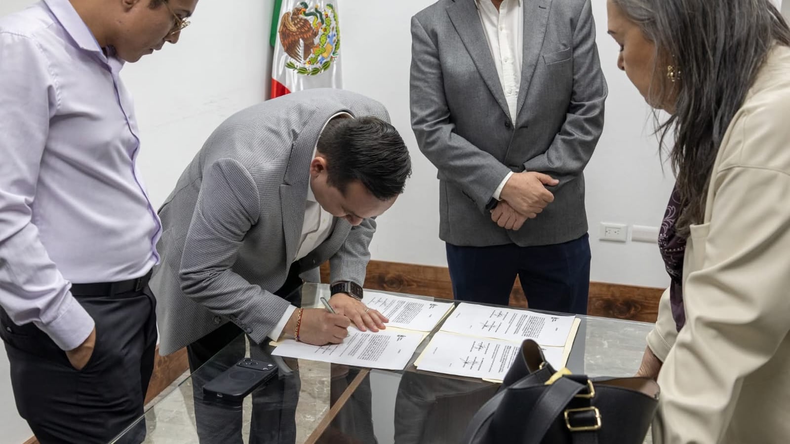 Ornelas votó a favor del acuerdo y celebró la aprobación como un avance histórico para la afición.