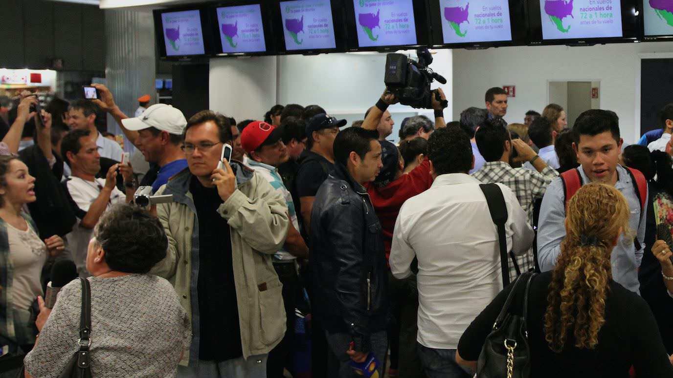 Cientos de personas quedaron varadas en el aeropuerto
