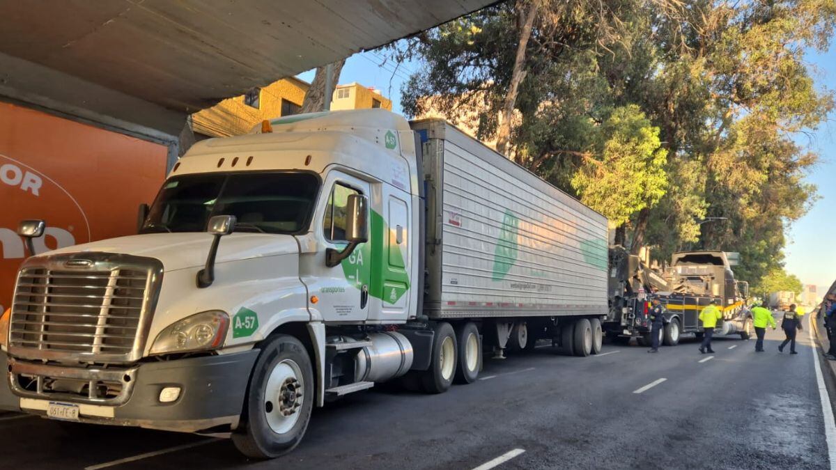 Viaducto: Tráiler atorado en bajopuente provoca cierre total y caos vial