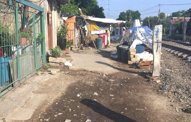 Vecinos de Jardines del Bosque durante años han solicitado la reubicación de este asentamiento, sin respuesta.