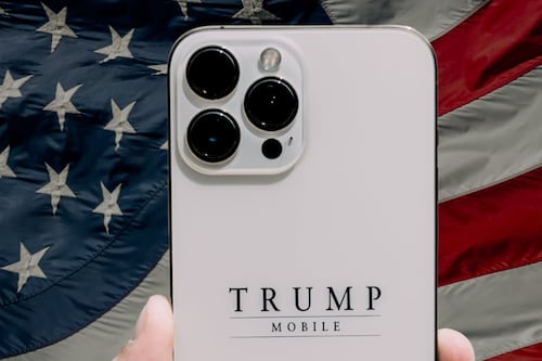 Trump lanza su celular dorado: inicia envío del lujoso T1 Phone en Estados Unidos