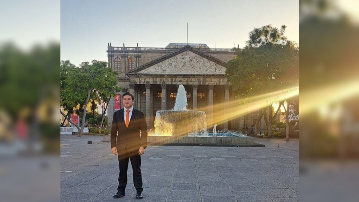 García posó frente al Teatro Degollado.