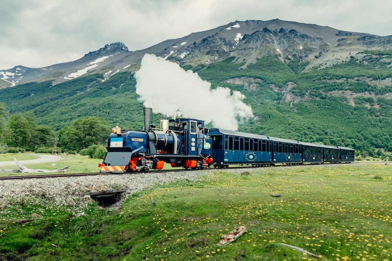Desde un trekking por Laguna Esmeralda hasta la degustación de centollas y mariscos en Puerto Almanza, descubre que puedes hacer en la ciudad más austral del mundo