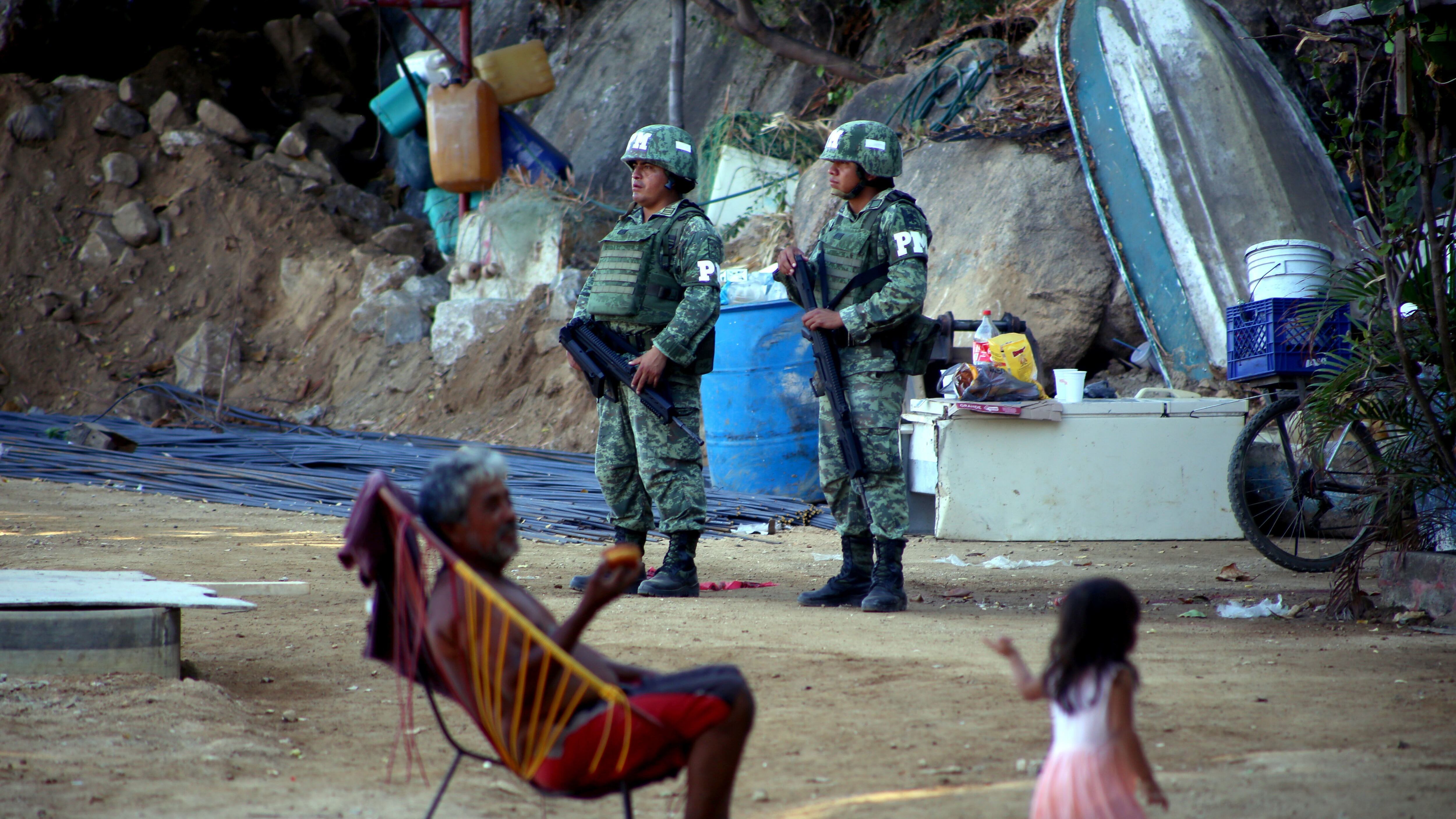 ACAPULCO, GUERRERO, 27ENERO2019.- Elementos de la Marina, Ejercito Mexicano y policía estatal resguardan la playa Manzanillo ubicada en la zona tradicional de Acapulco, pescadores y astilleros de esa playa denunciaron que fueron desalojados con violencia mientras que personal de PROFEPA y SEMARNAT colocaron una malla para clausurar el lugar, supuestamente como parte de la remodelación del lugar.
FOTO: CARLOS ALBERTO CARBAJAL /CUARTOSCURO.COM