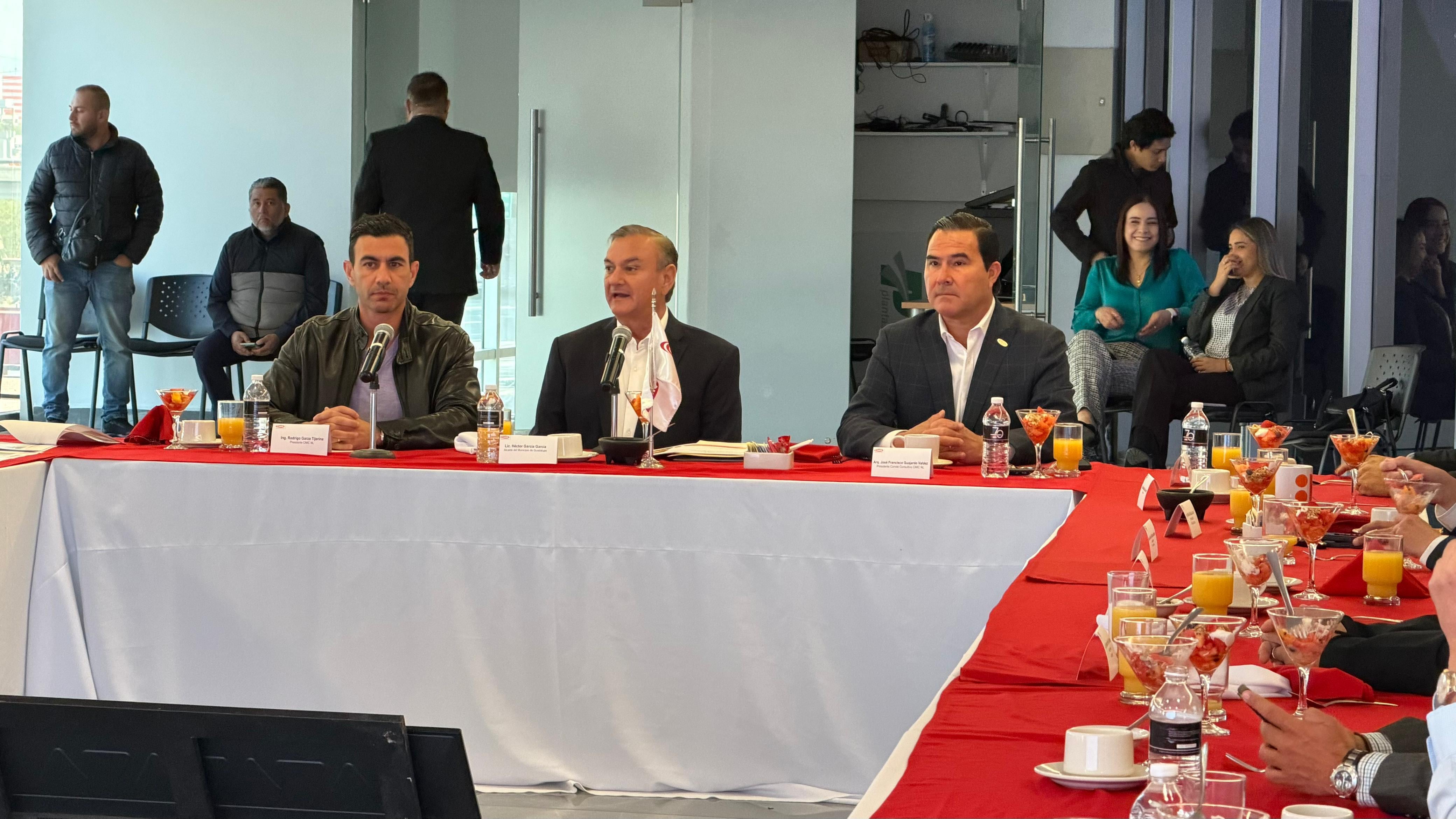 El alcalde recordó que durante su precampaña sostuvo pláticas con los afiliados a la CMIC, que le permitieron enriquecer su plan de trabajo en materia.