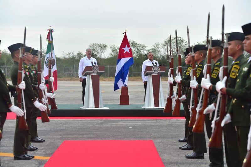 AMLO de la la bienvenida al presidente de Cuba, Miguel Díaz-Canel.