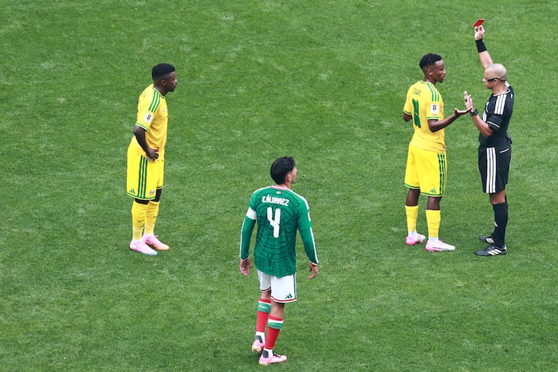 México vs Sudáfrica vive lluvia de expulsados