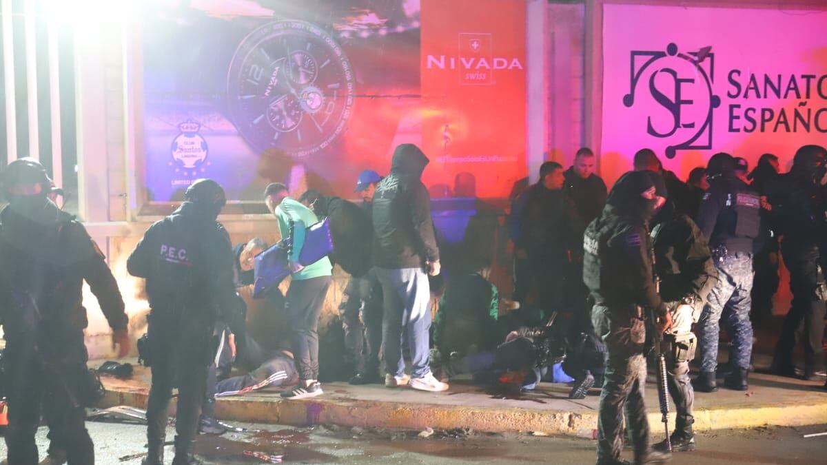 Al menos cuatro personas resultaron lesionados en el hecho. (Especial)