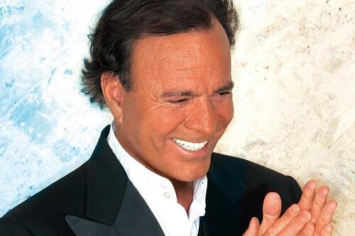 ¿Cuál es el origen de los memes de julio? Las redes sociales estallan de risas con las imágenes de Julio Iglesias