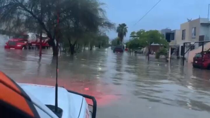 En diferentes zonas de la ciudad hay inundaciones y encharcamientos.
