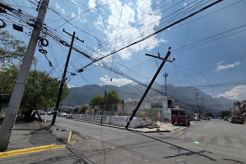 Tráiler derriba postes de luz en Santa Catarina y deja sin agua a cientos de familias