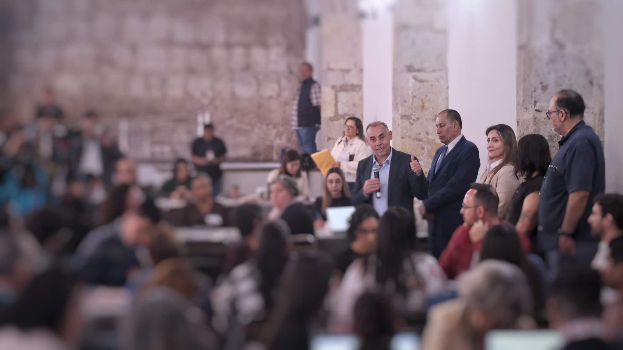 En un esfuerzo por responder a las demandas de familias y colectivos de búsqueda de personas desaparecidas, el Gobierno de Jalisco, liderado por el Gobernador Pablo Lemus Navarro, realizó la instalación formal de cinco mesas de trabajo enfocadas en abordar esta problemática con un enfoque integral y participativo.