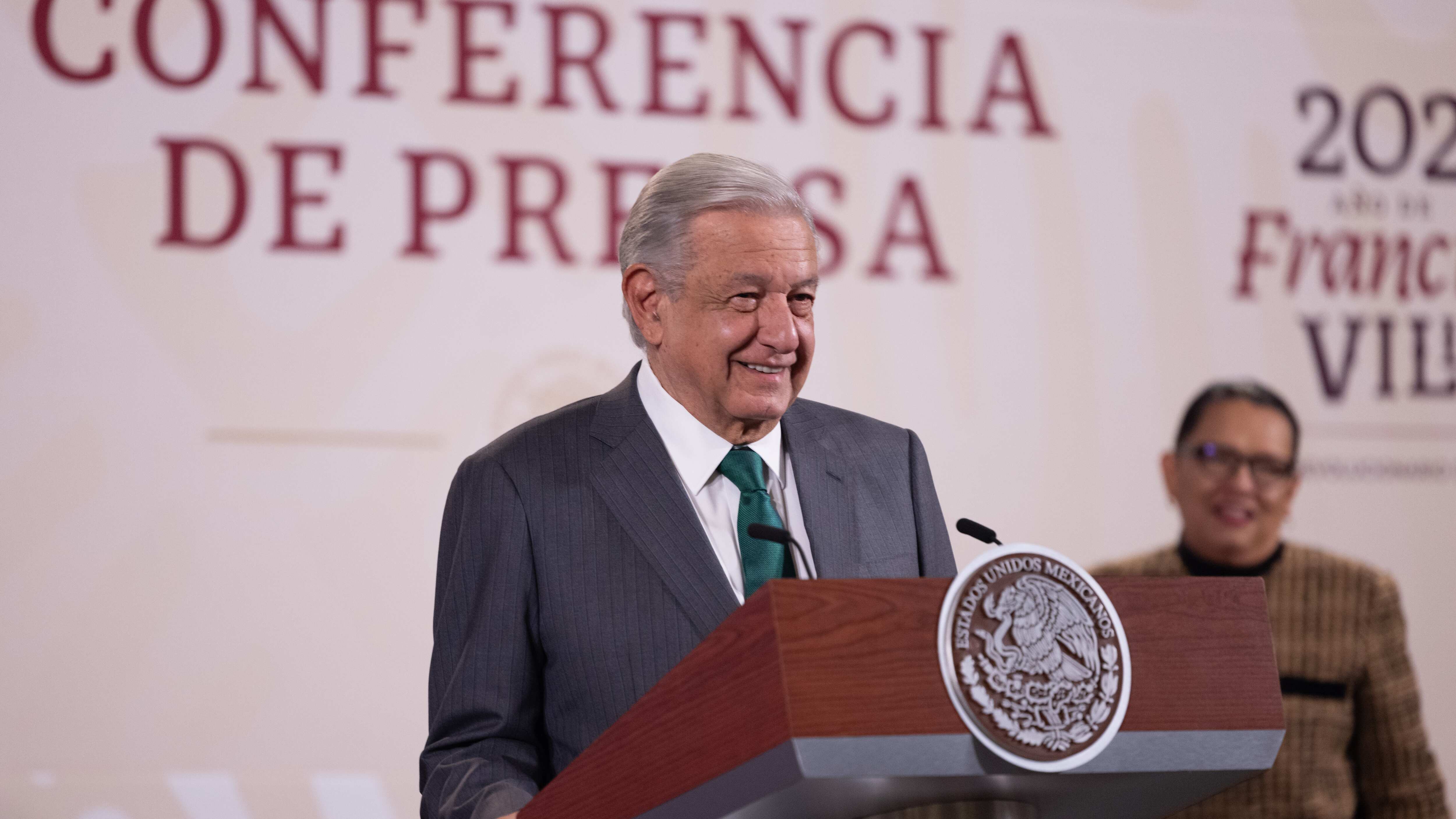Cuauhtémoc, Ciudad de México, México, 17 de octubre de 2023.
Andrés Manuel López Obrador, Presidente de México en conferencia de prensa en el Salón Tesorería de Palacio Nacional. Acompañan al mandatario: Rosa Icela Rodríguez Velázquez, secretaria de Seguridad y Protección Ciudadana; Luis Cresencio Sandoval González, secretario de la Defensa Nacional; José Rafael Ojeda Durán, secretario de Marina y Luis Rodríguez Bucio, subsecretario de Seguridad Pública de la Secretaría de Seguridad y Protección Ciudadana (SSPC).
Foto: Presidencia