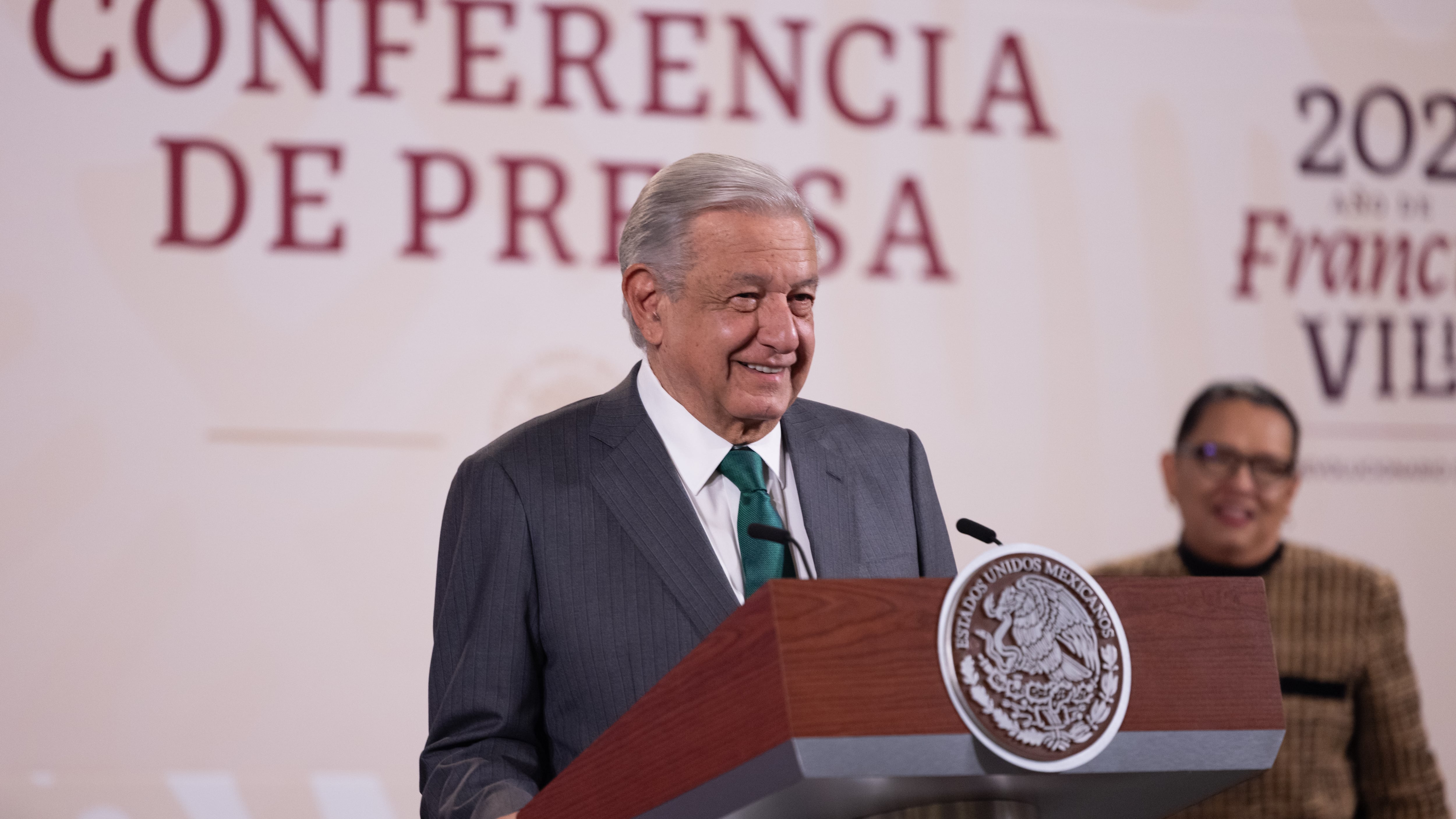 Cuauhtémoc, Ciudad de México, México, 17 de octubre de 2023.
Andrés Manuel López Obrador, Presidente de México en conferencia de prensa en el Salón Tesorería de Palacio Nacional. Acompañan al mandatario: Rosa Icela Rodríguez Velázquez, secretaria de Seguridad y Protección Ciudadana; Luis Cresencio Sandoval González, secretario de la Defensa Nacional; José Rafael Ojeda Durán, secretario de Marina y Luis Rodríguez Bucio, subsecretario de Seguridad Pública de la Secretaría de Seguridad y Protección Ciudadana (SSPC).
Foto: Presidencia
