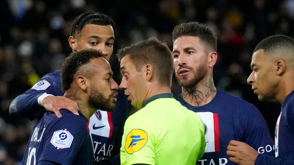 Neymar reclamó al árbitro Clement Turpin