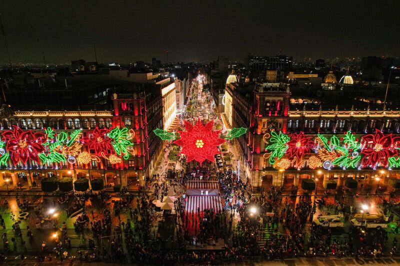 Los adornos iluminan los principales edificios del Centro de la CDMX. (Gobierno de la CDMX)
