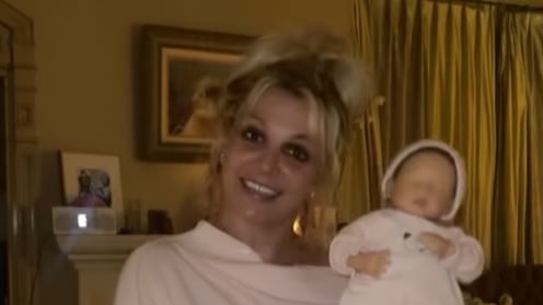 Con una muñeca bebé en mano y moviendo su cabeza la cantante Britney Spears la presentó como su primera hija.