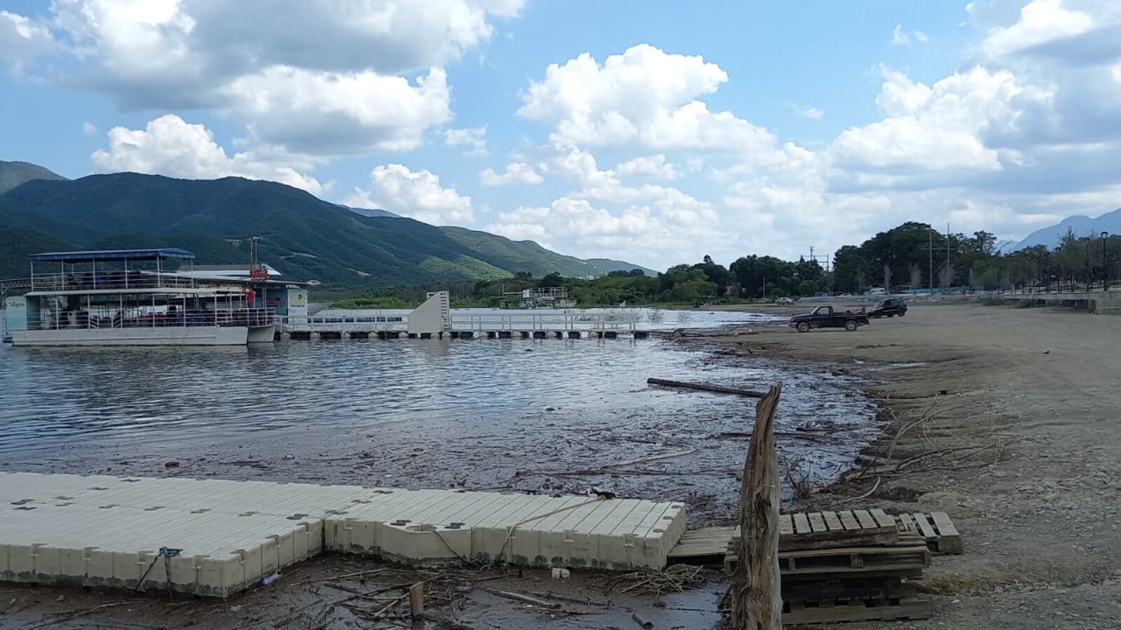 La presa se construyó para uso público urbano y fue adquirida por el Estado.