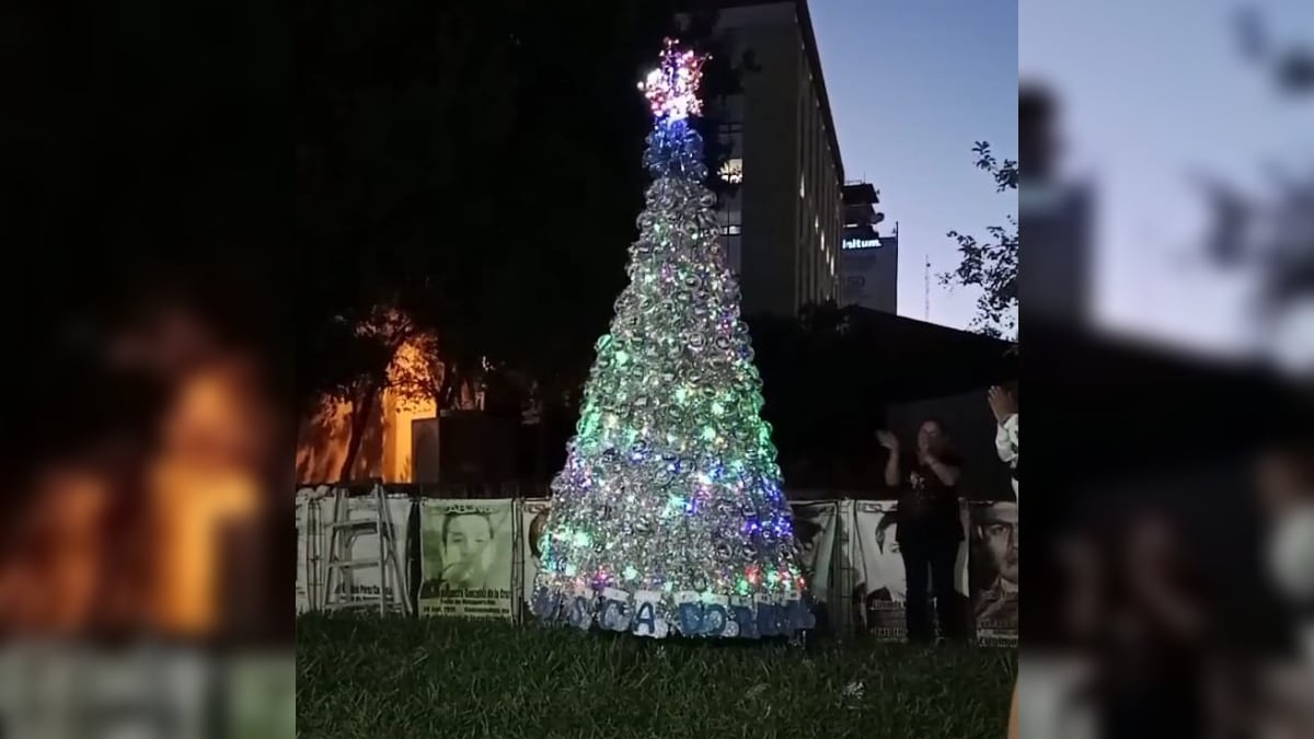 Colocar el arbolito fue un trabajo colectivo de las familias de las personas desaparecidas.