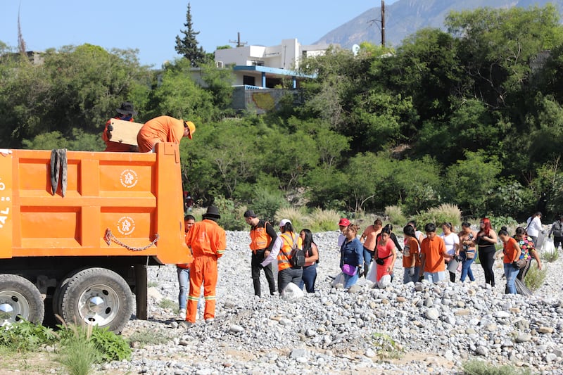 Leones en Acción es un programa sabatino cuyo objetivo es mantener limpio el Río Santa Catarina.