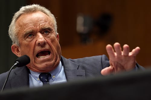 Robert F. Kennedy Jr. atrapa con sus propias manos a dos serpientes y se vuelve viral