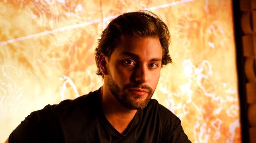 En el próximo videoclip de "We are", Manlo sumergirá al espectador en el mundo de dos mejores amigas cuyas vidas están ligadas por recuerdos y experiencias compartidas.