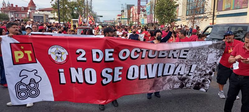 La Marcha por Tlatelolco conmemoraba los 54 años de la matanza en la Plaza de las Tres Culturas.