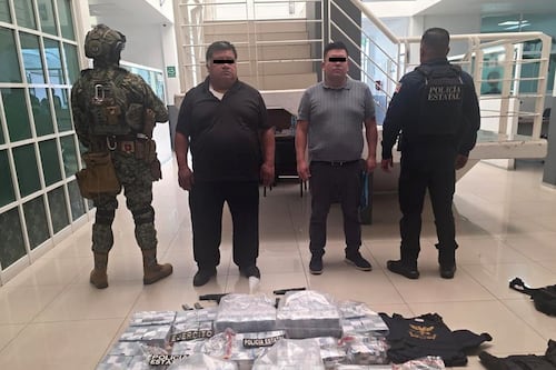 Hallan 37 millones de pesos y armas dentro de una camioneta blindada en Naucalpan