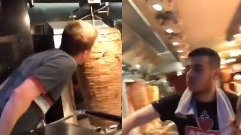 El joven no mordió una, si no, dos veces el trompo de carne antes de que el taquero pudiera reaccionar