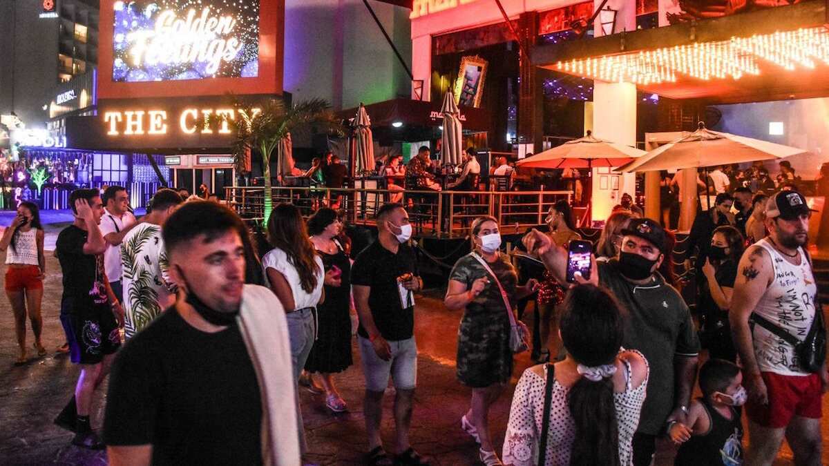 Turistas nacionales y extranjeros disfrutan de las discos y bares de Cancún.