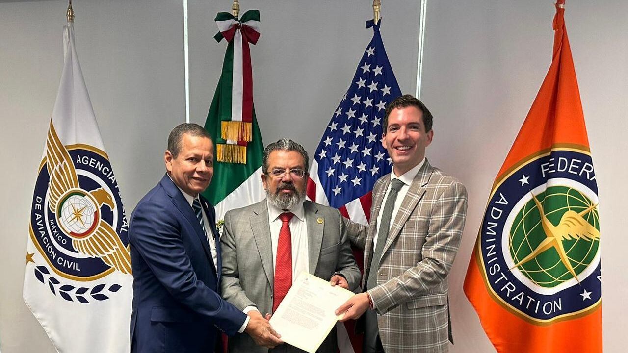 (Al centro) Jorge Nuño Lara, secretario de Infraestructura, Comunicaciones y Transportes.