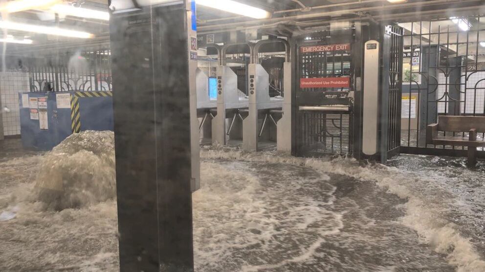 El agua se coló por techos, escaleras y vías, dejando estaciones colapsadas y usuarios varados.