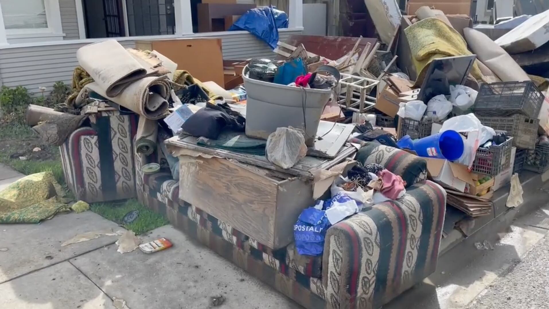 migrantes-viviendo-invernadero-California