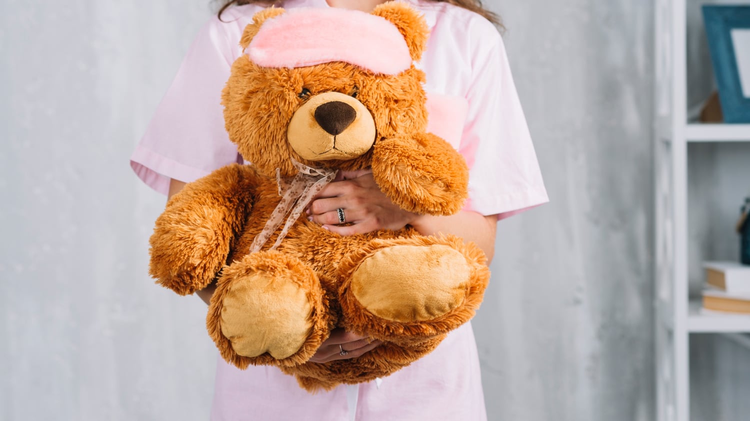 La tradición navideña cobra vida en talleres donde cada osito se convierte en un regalo único con beneficios psicológicos comprobados