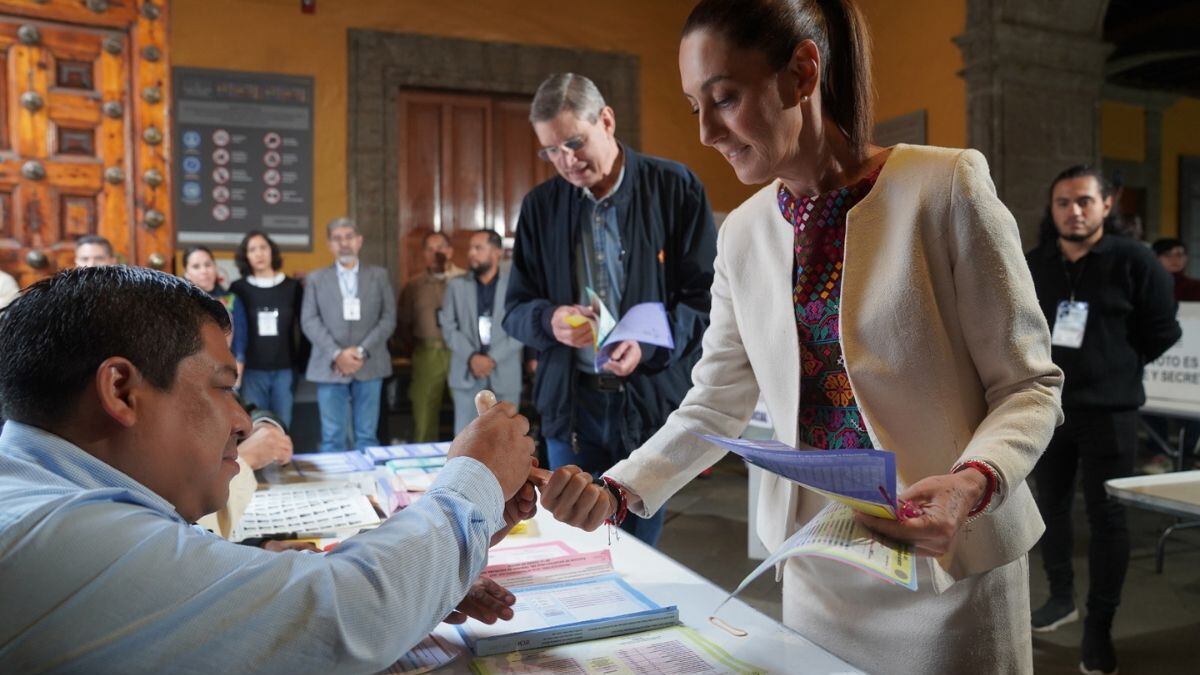 “¡Que viva la democracia!”: Claudia Sheinbaum vota en histórica elección del Poder Judicial