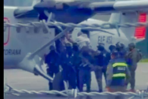 Imágenes de Jorge Glas siendo sacado de Quito para trasladarlo a La Roca