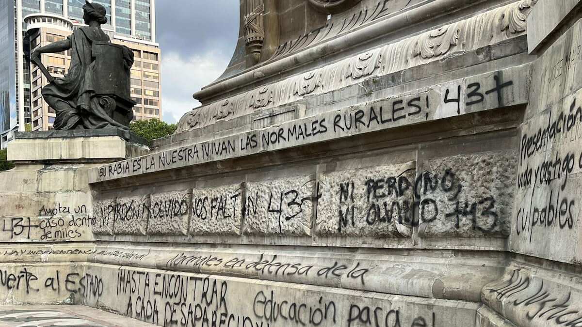 El monumento amaneció con pintas. (Twitter)