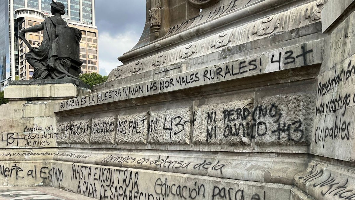 El monumento amaneció con pintas. (Twitter)
