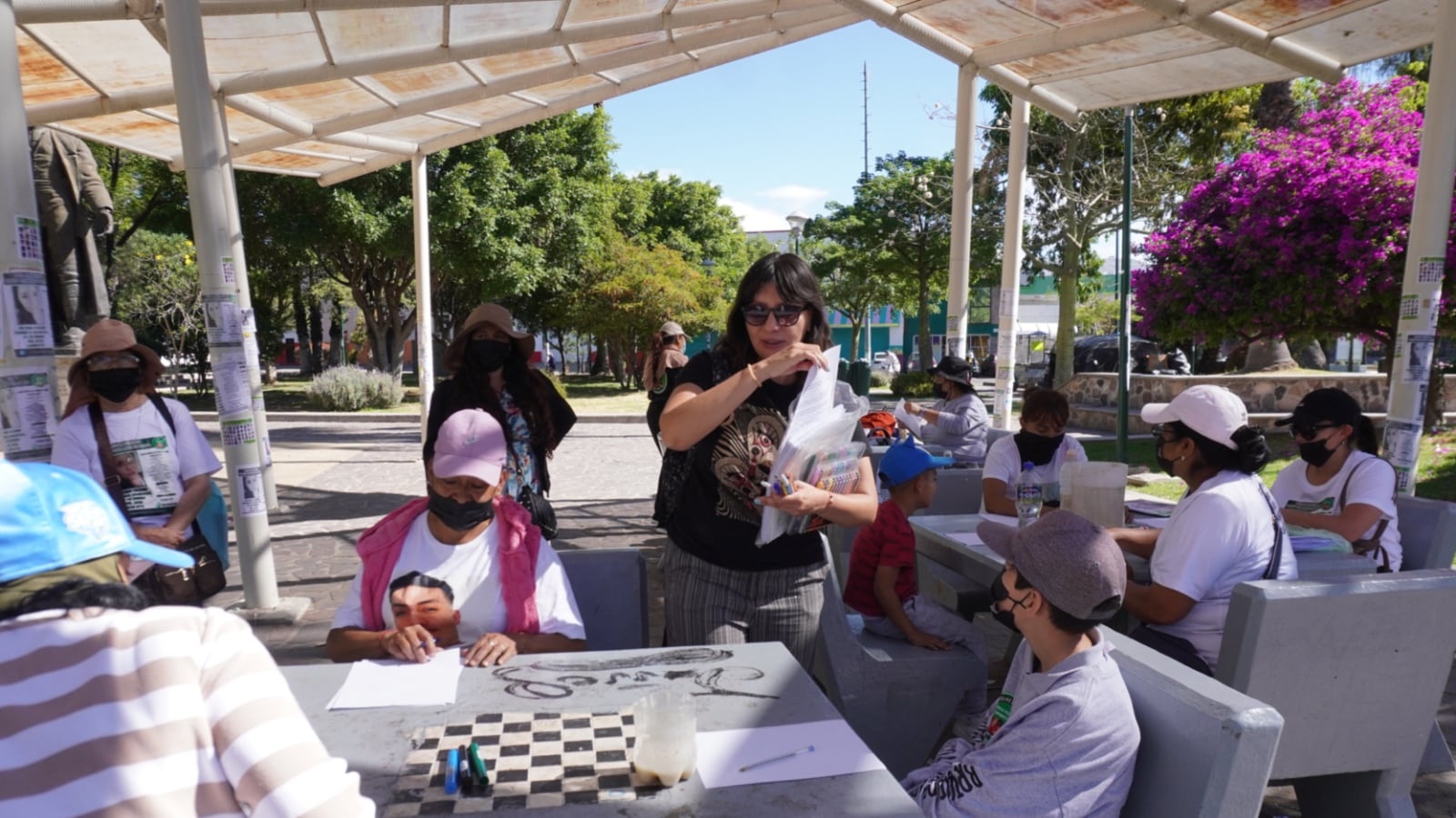Familias de personas desaparecidas participaron en un taller de escritura en el Parque Hidalgo, donde transformaron la búsqueda en palabras de memoria y resistencia.