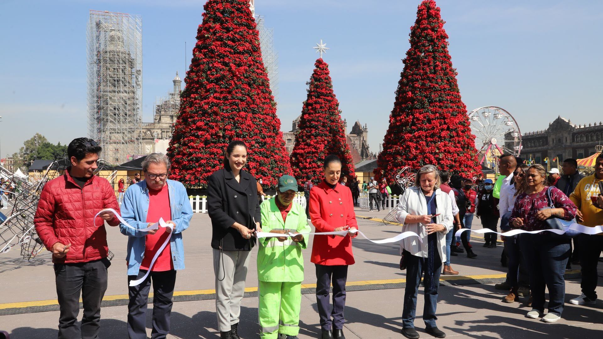CIUDAD DE MÉXICO, 17DICIEMBRE2022.- La jefa de gobierno Claudia Sheinbaum inaugura la Verbena Popular con motivo de las fiestas decembrinas, en el Zócalo Capitalino. FOTO: EDGAR NEGRETE/CUARTOSCURO.COM