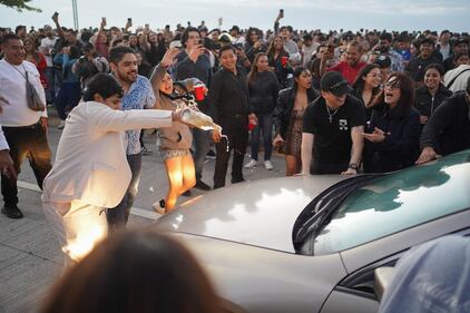 Veracruzanos reciben el año 2026 con baile junto a la playa.