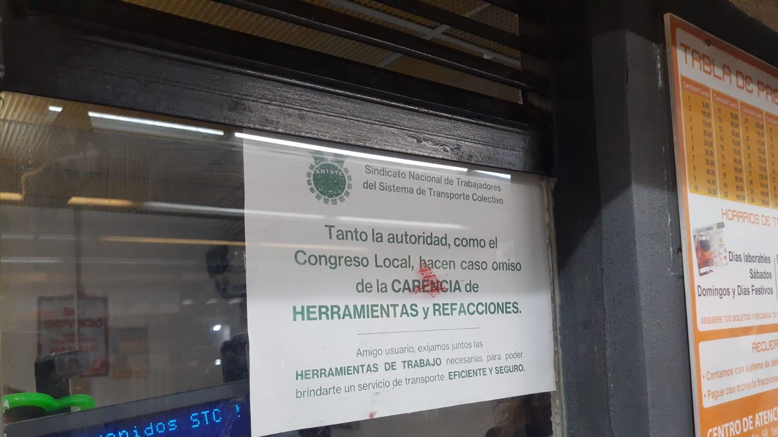 Carteles de protesta en Metro CDMX. Foto: Monserrat Vargas / Publimetro