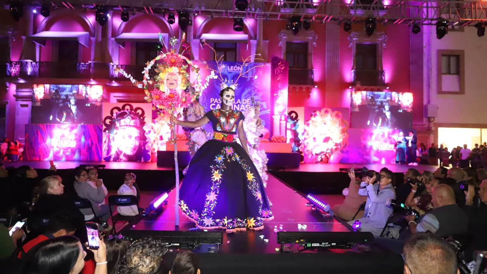 Abarrotan panteones y festividades en León tras eliminación de restricciones sanitarias.